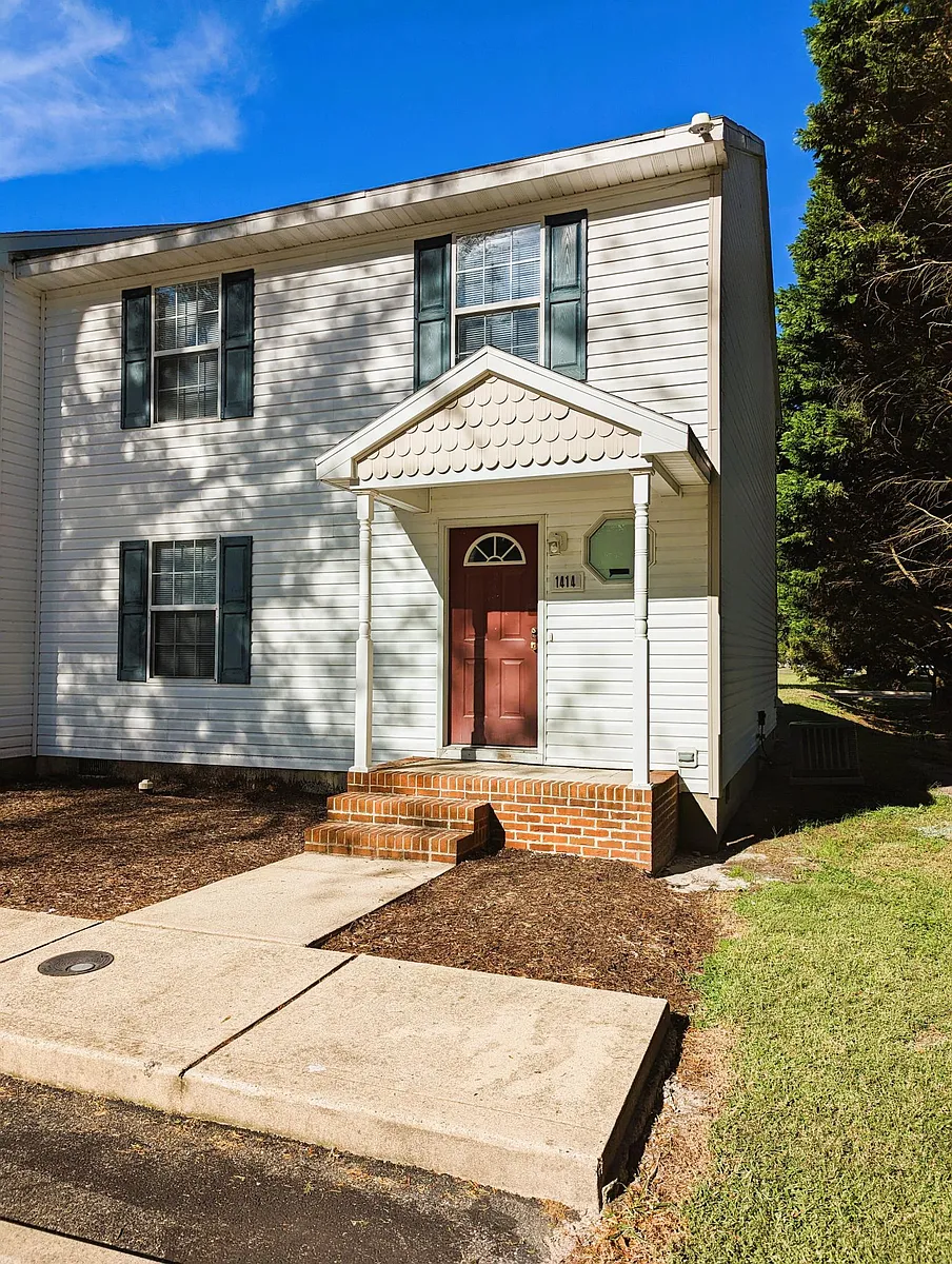 Building Photo - 1414 Varsity Ln