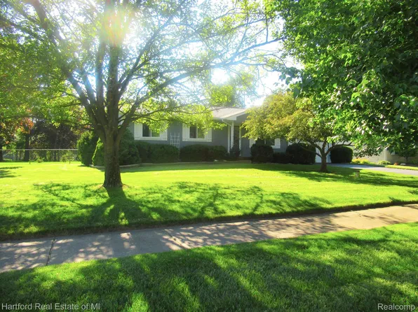 2325 Foxfield Ln, Highland, MI 48356