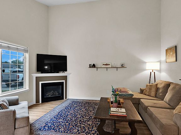 2nd image of 1317 N Forsythia Cir