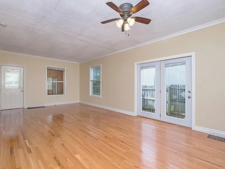 960 Pine Ave NW — Photo 5