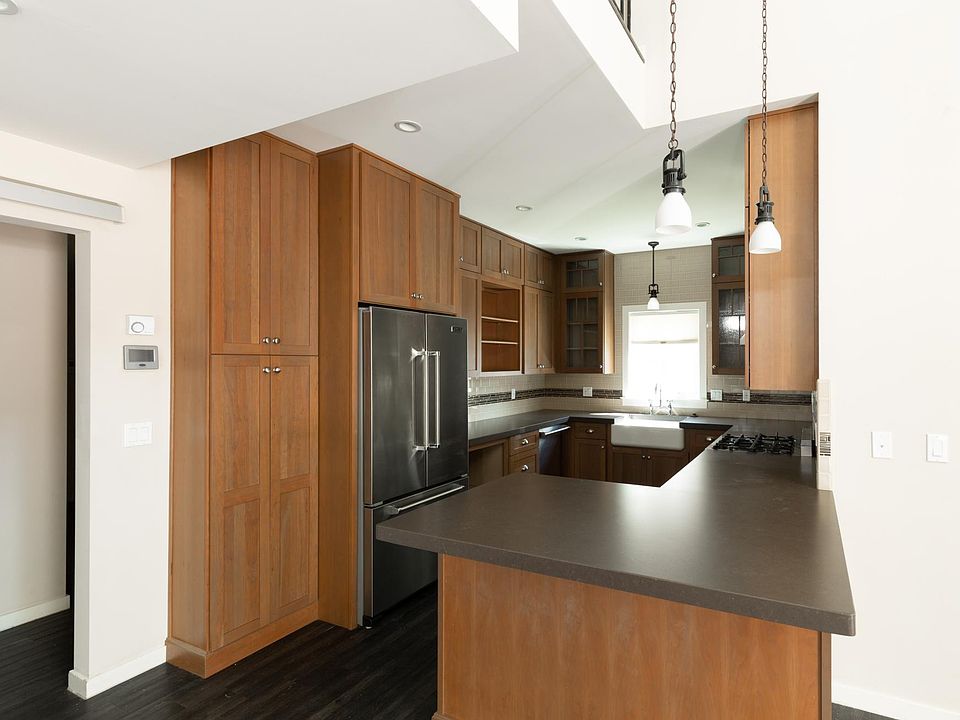 1st image of 907 S Ash Ave