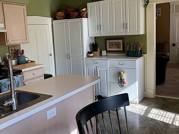 Apt kitchen