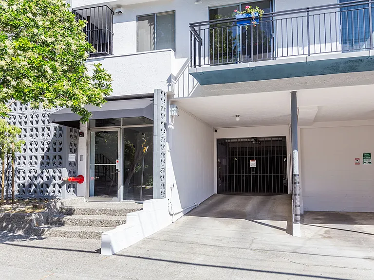 630 Mariposa — Photo 2