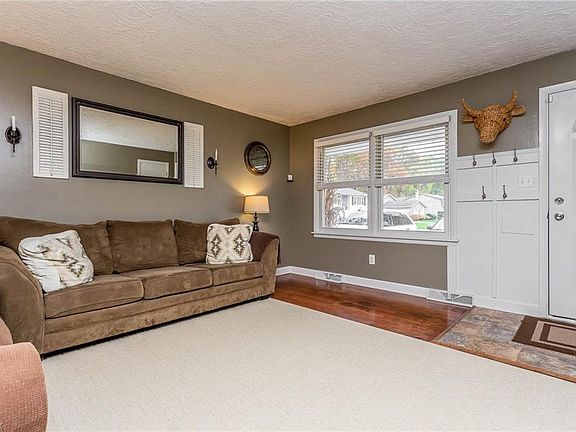 5th image of 166 Pinewood Dr