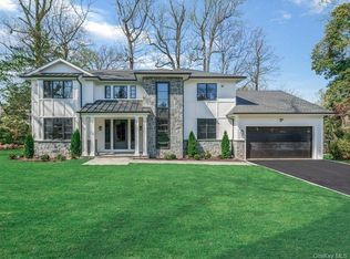 22 OLD FIELD Lane, Great Neck, NY 11020