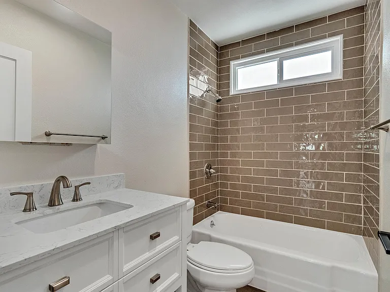 11720 Hamlin St — Photo 4