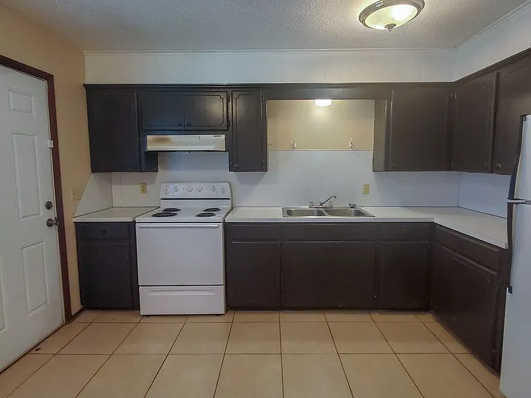 2429 N Market Ave #1/2 — Photo 6