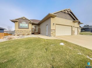 8212 E Willow Glen Cir, Sioux Falls, SD 57110
