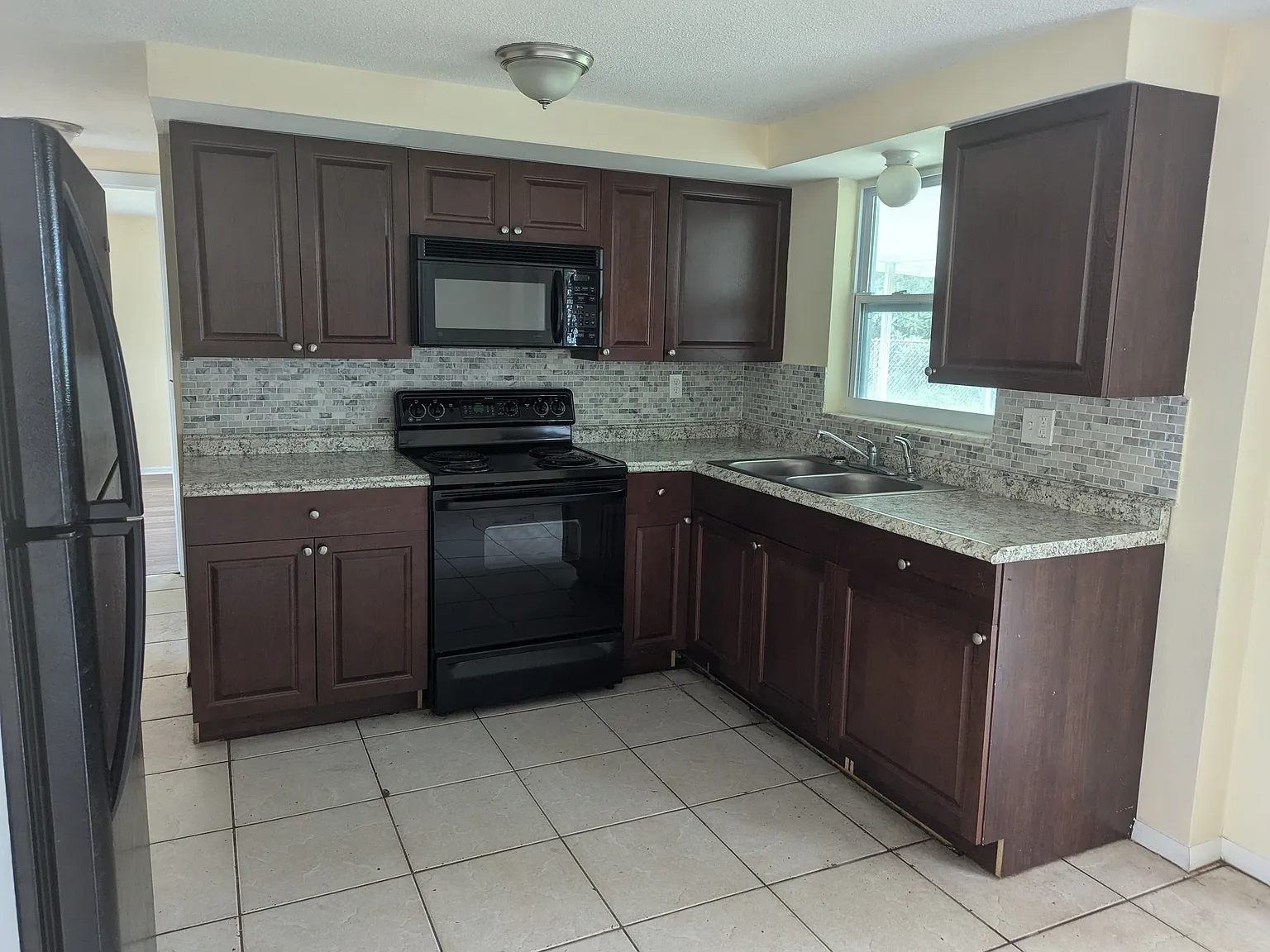 3 bed, 964 sqft, $1,600 — Photo 2