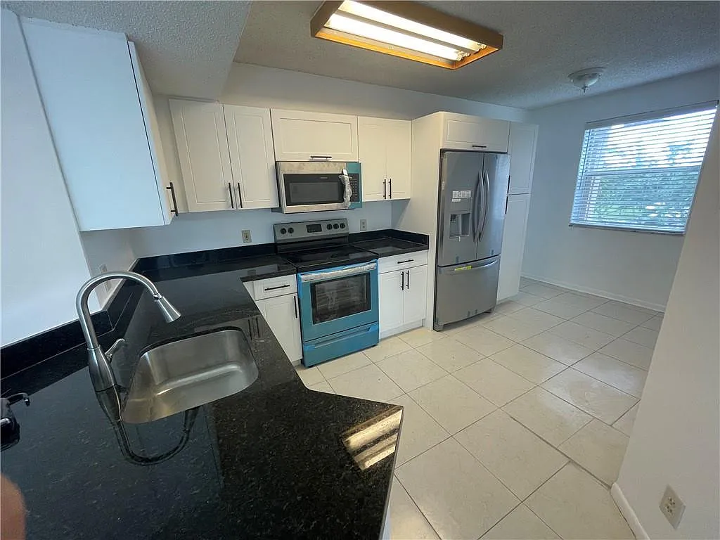 3 bed, 2.0 bath, 1166 sqft, $2,700 — Photo 3