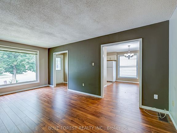 5th image of 132 Ardsley Cres