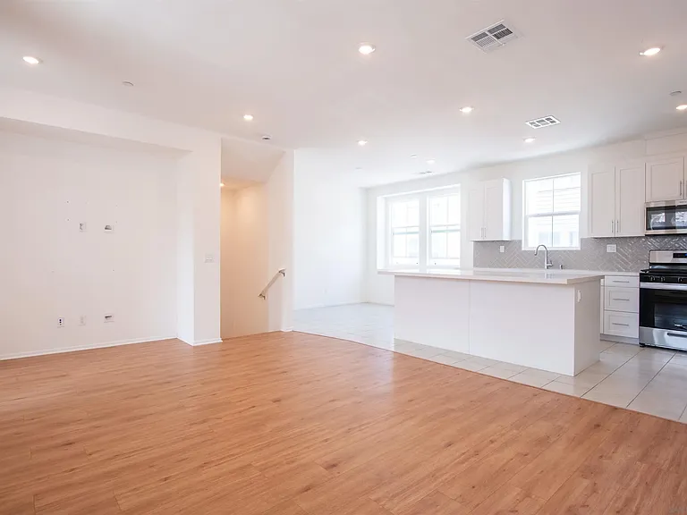 516 Avienda Ctr #106 — Photo 3