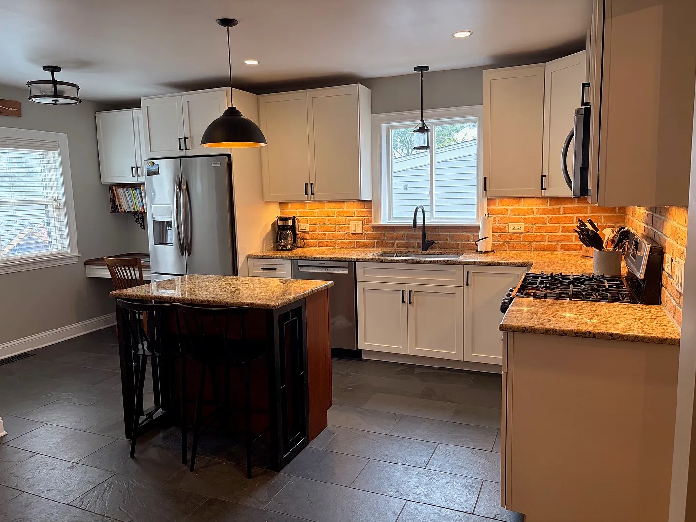 4 bed, 2700 sqft, $3,750 — Photo 2