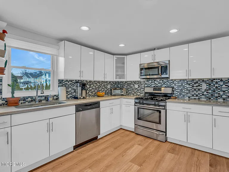 323 Roosevelt Ave — Photo 8