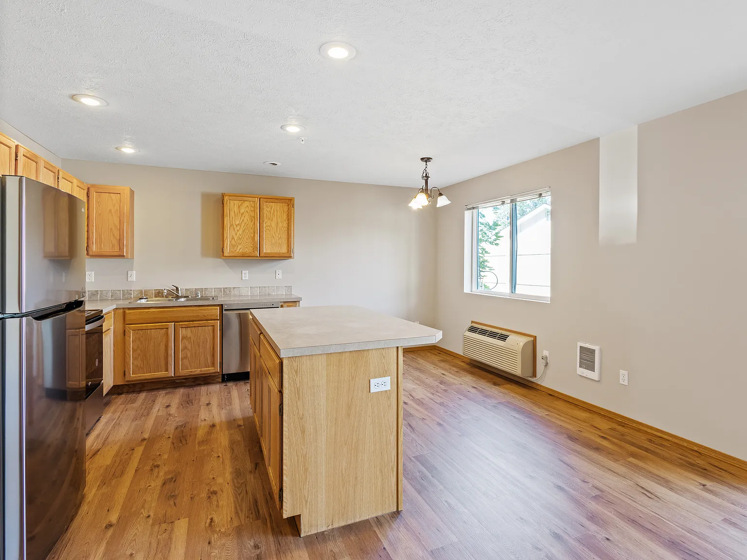 2 bed, 1100 sqft, $1,695 — Photo 3