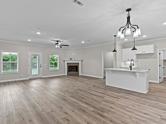 4th image of 548 N John St