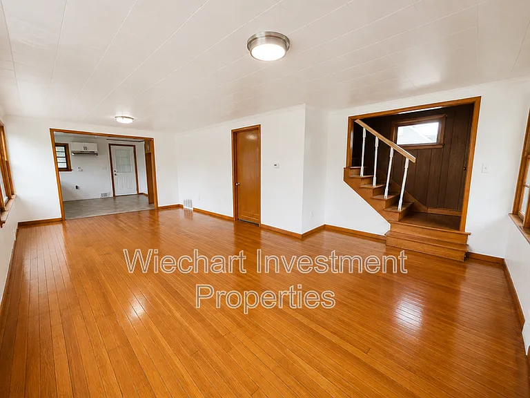 136 E Edwards St — Photo 11