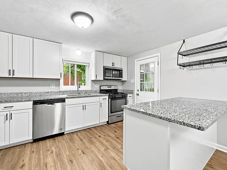 56 Pointview Rd — Photo 11