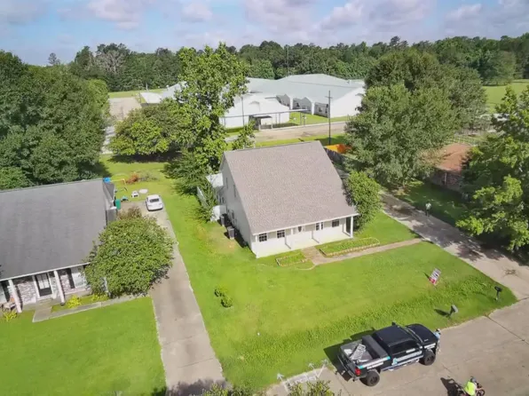 27499 Tall Oaks Dr, Walker, LA 70785
