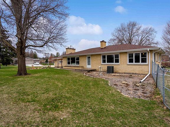 3rd image of 1709 Brookside Dr