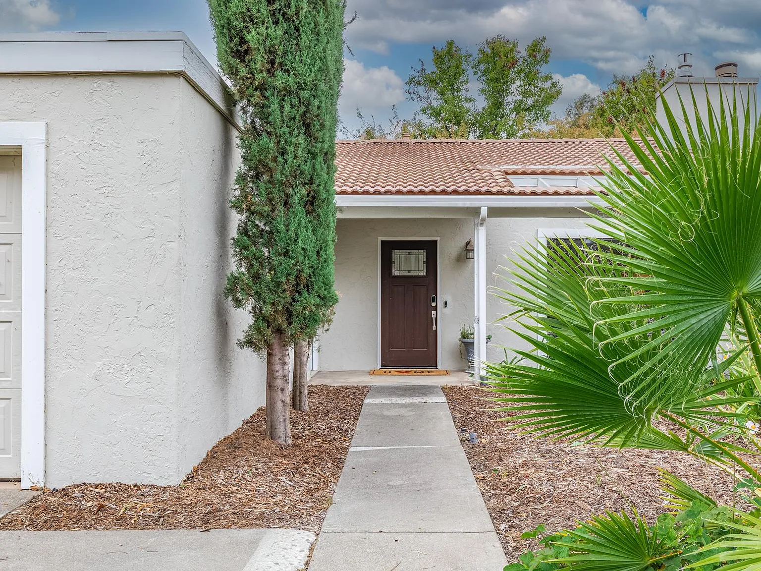 3 bed, 1316 sqft, $5,800 — Photo 1