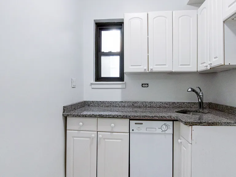 17 E 67th St #5E — Photo 8