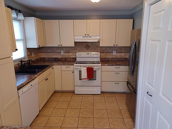 3rd image of 4 Enfield Ct