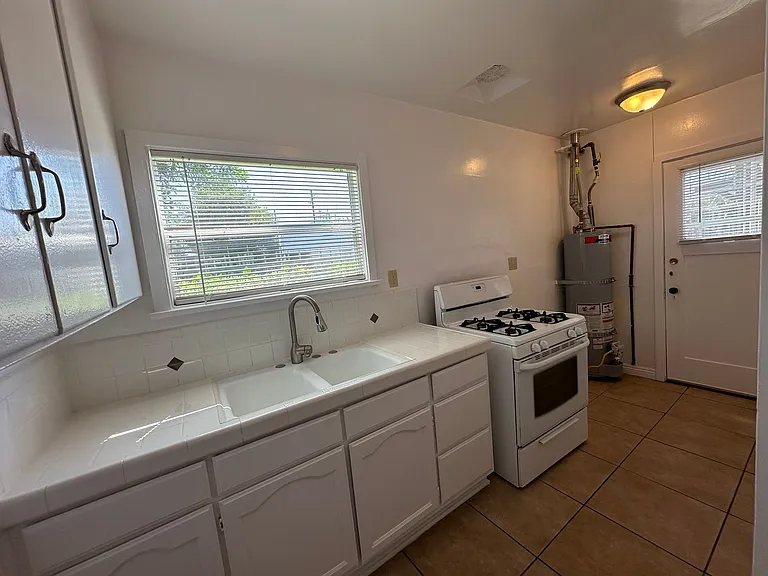 3043 1/2 Larga Ave — Photo 3