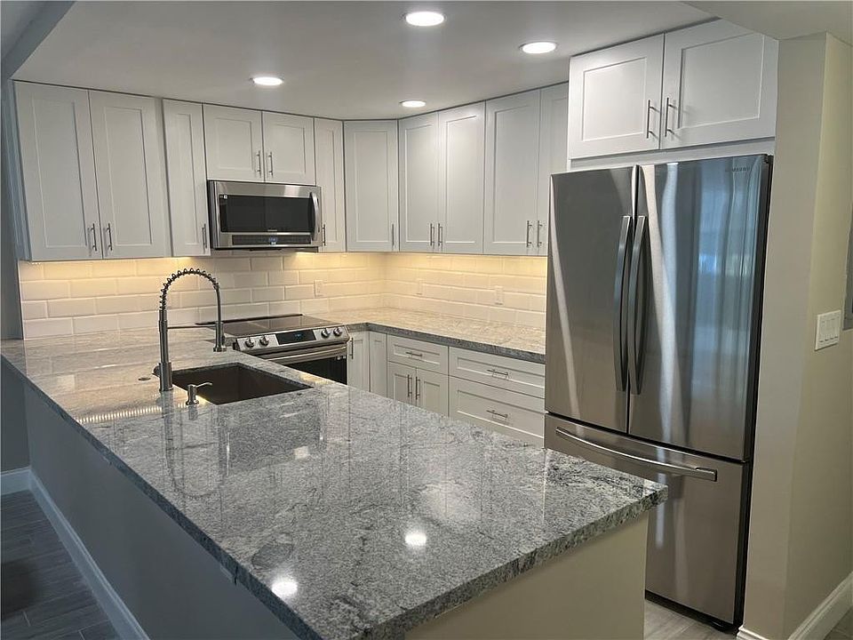 1st image of 800 SE 20th Avenue #305