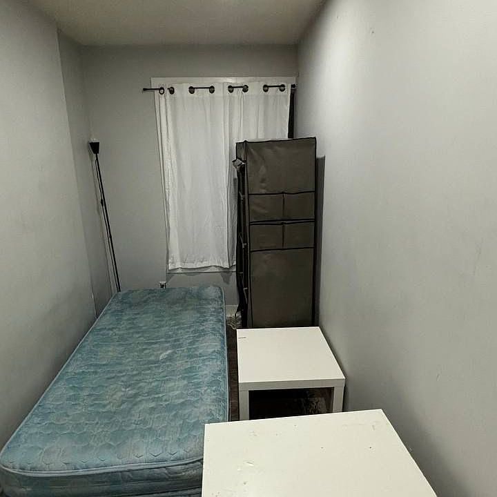 2nd image of 208 Temple Close NE