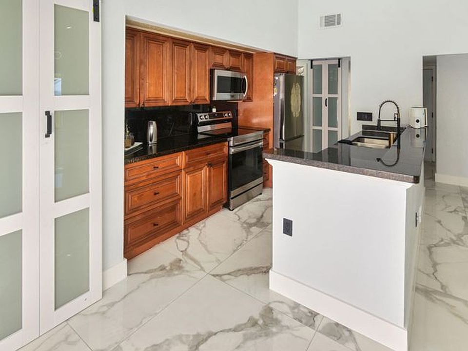 1st image of 1072 Fernlea Dr