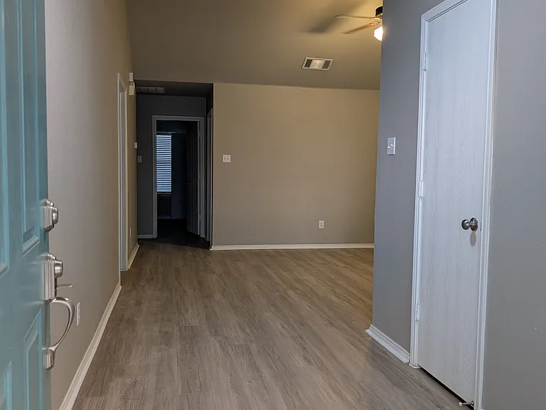 525 Oxford Loop — Photo 36