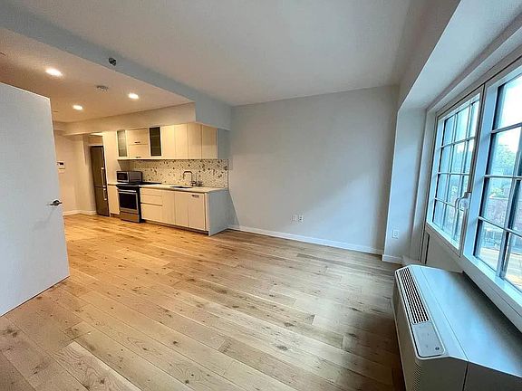 4th image of 555 Waverly Ave APT 6W