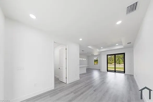 1137 Damen St E — Photo 9