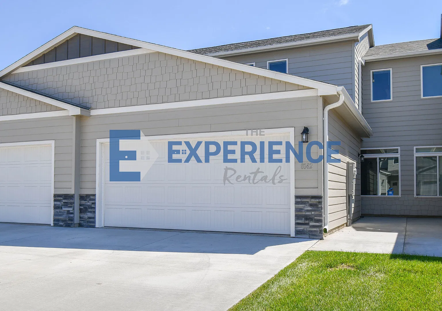 Spacious 3-Bedroom End-Unit Townhome on Sioux Falls' East Side! — Photo 1
