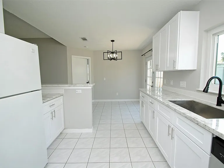22831 John Rolfe Ln S — Photo 11