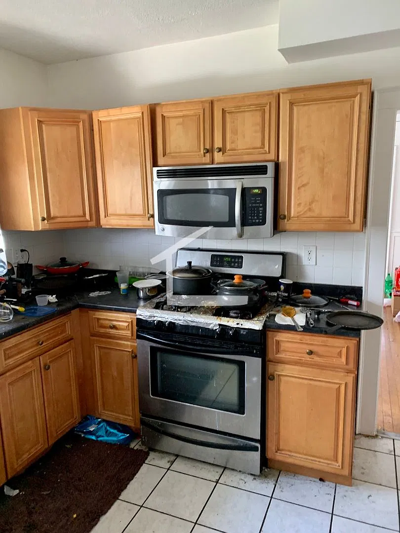 Big 6-Bed 2-Bath Comm Ave Allston/Brighton — Photo 2