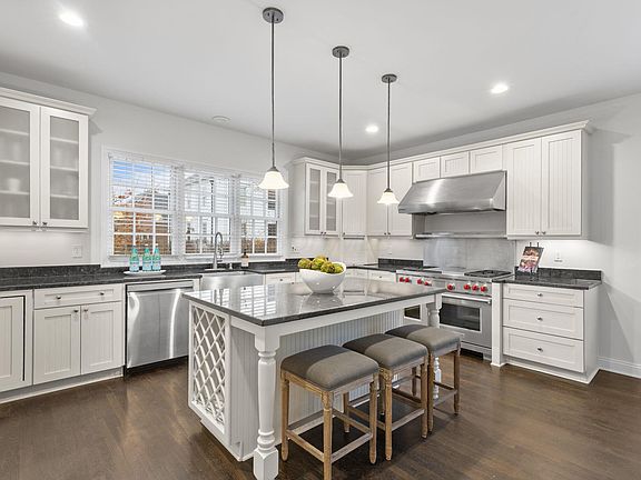 5th image of 10 Pickett Pl