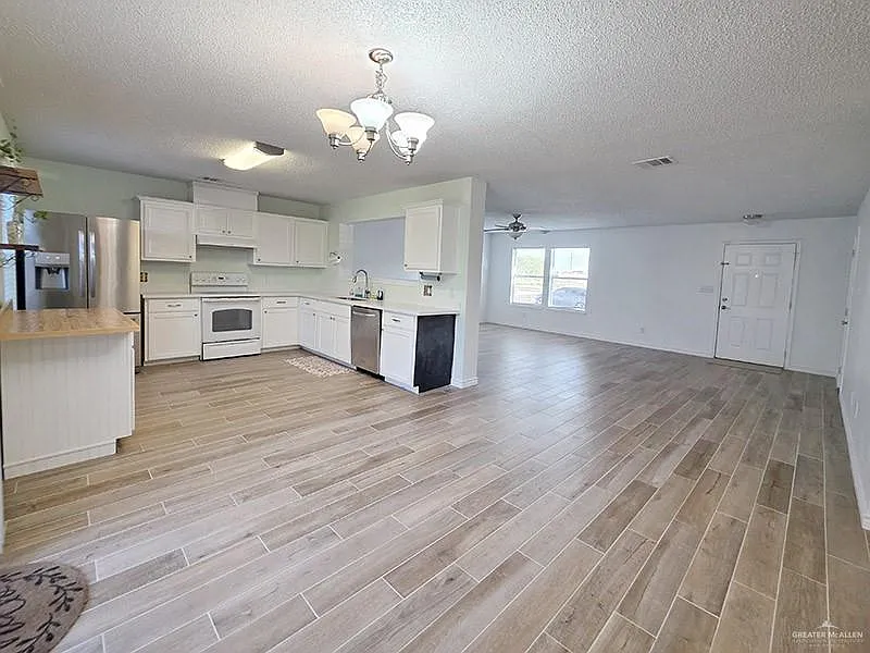 3 bed, 2.5 bath, 2125 sqft, $1,900 — Photo 2