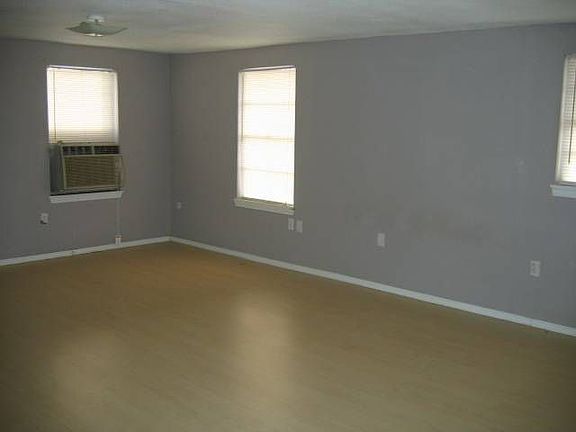 5th image of 206 E Leon St