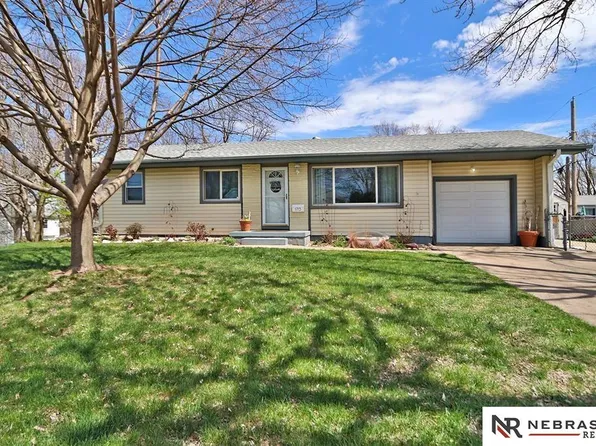 1713 Robertson Dr, Omaha, NE 68114