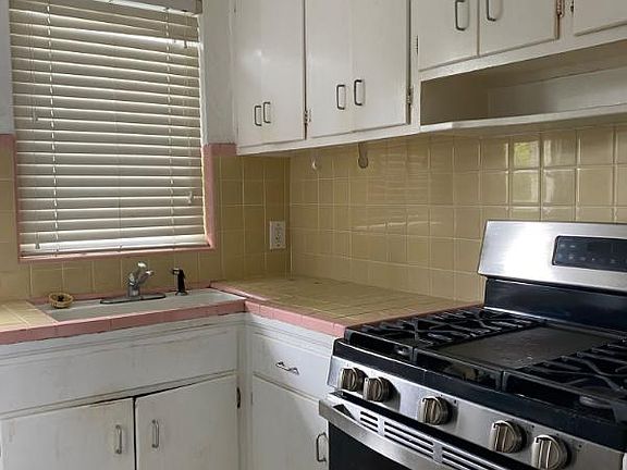 5th image of 841 W 40th St #5