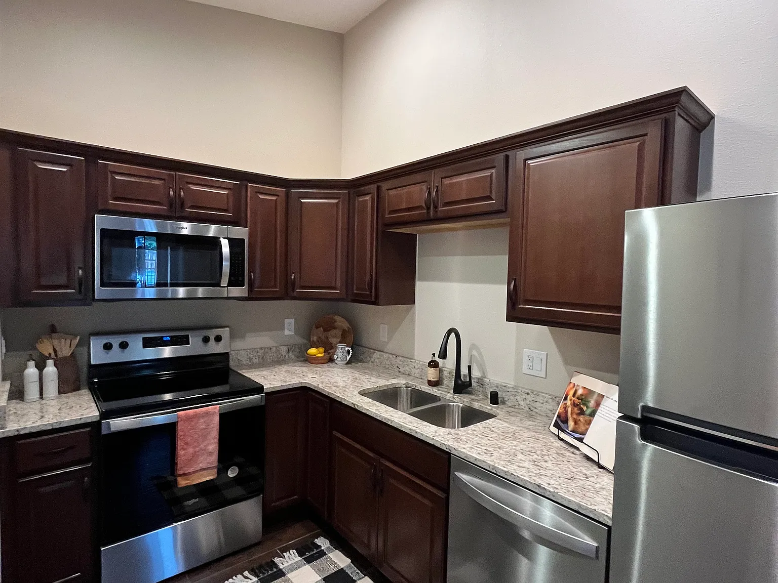2 bed, 788 sqft, $2,400 — Photo 4