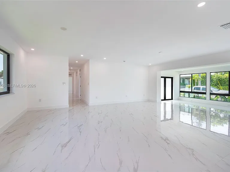 1621 S Treasure Dr — Photo 5