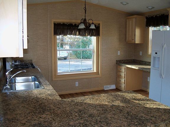 Sunny Kitchen - See desk!