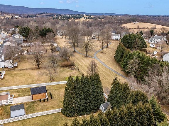 5th image of 53 Fox Rock Dr