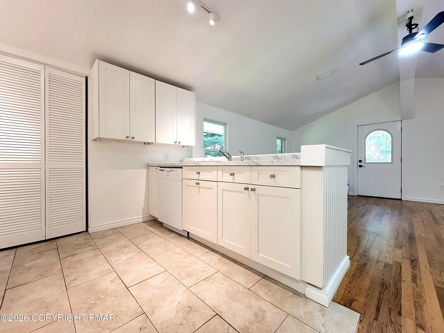 2 bed, 1.0 bath, 880 sqft, $1,300 — Photo 4