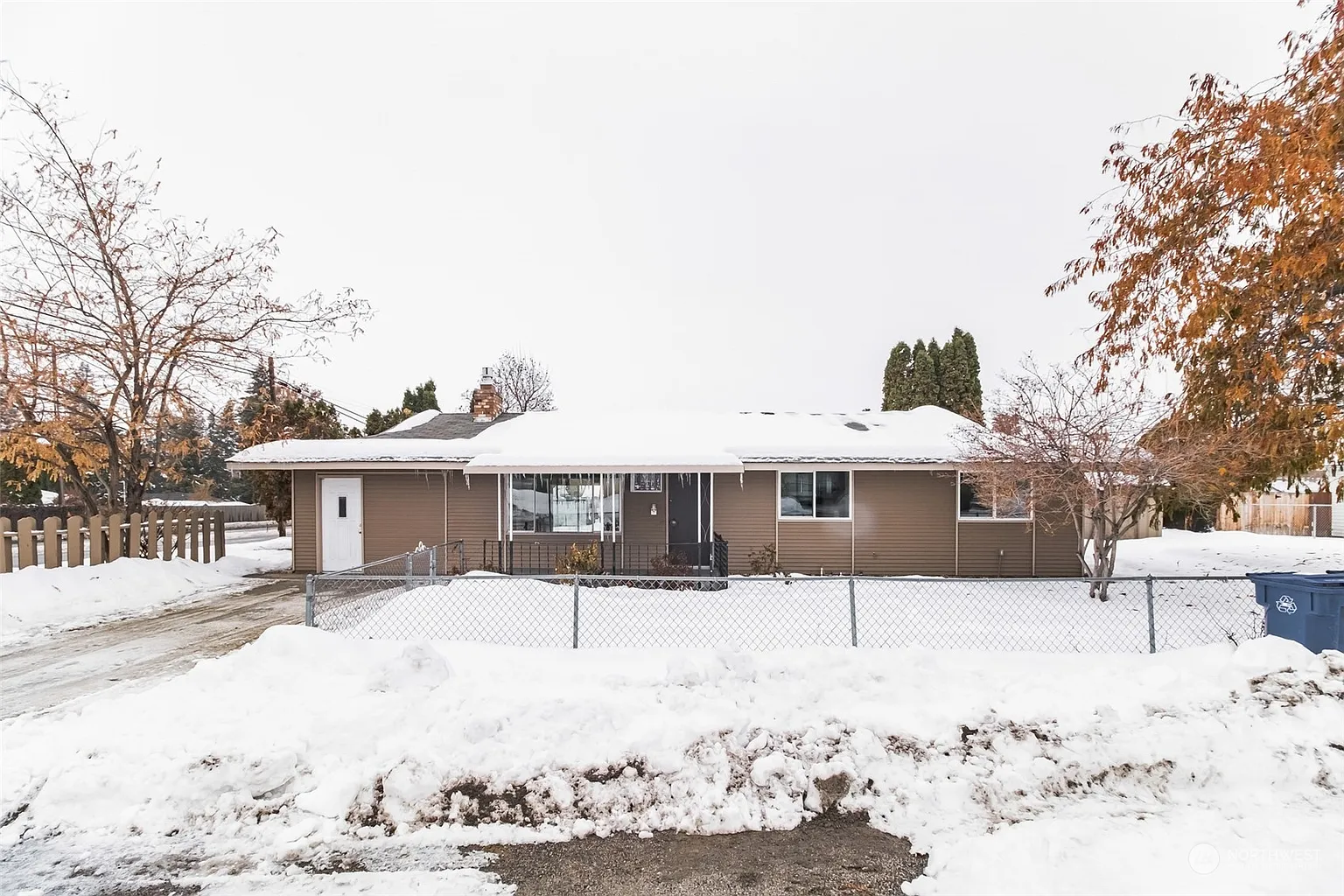 987 Grant Road photo 1