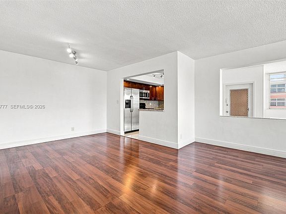 5th image of 200 NE 12th Ave APT 1D