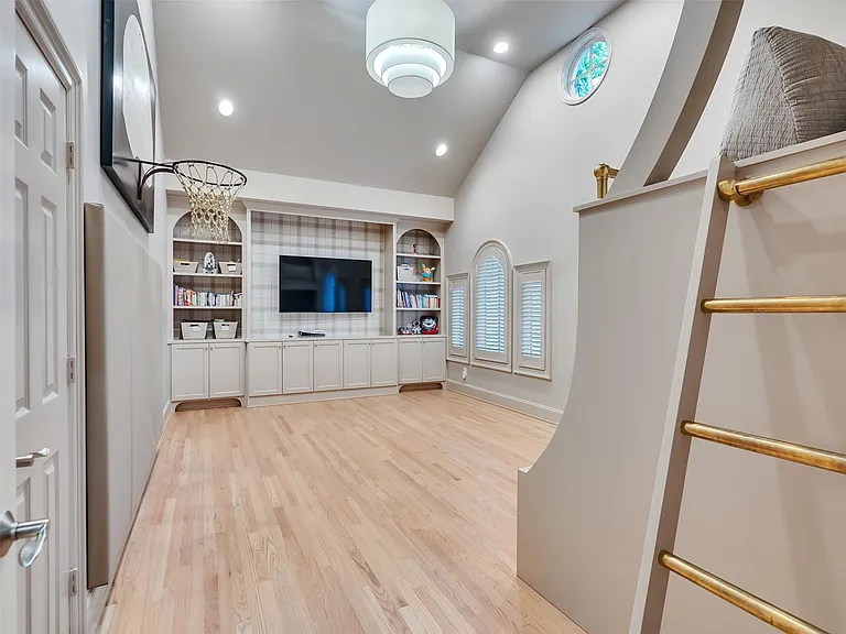 6608 Vanderbilt St — Photo 35
